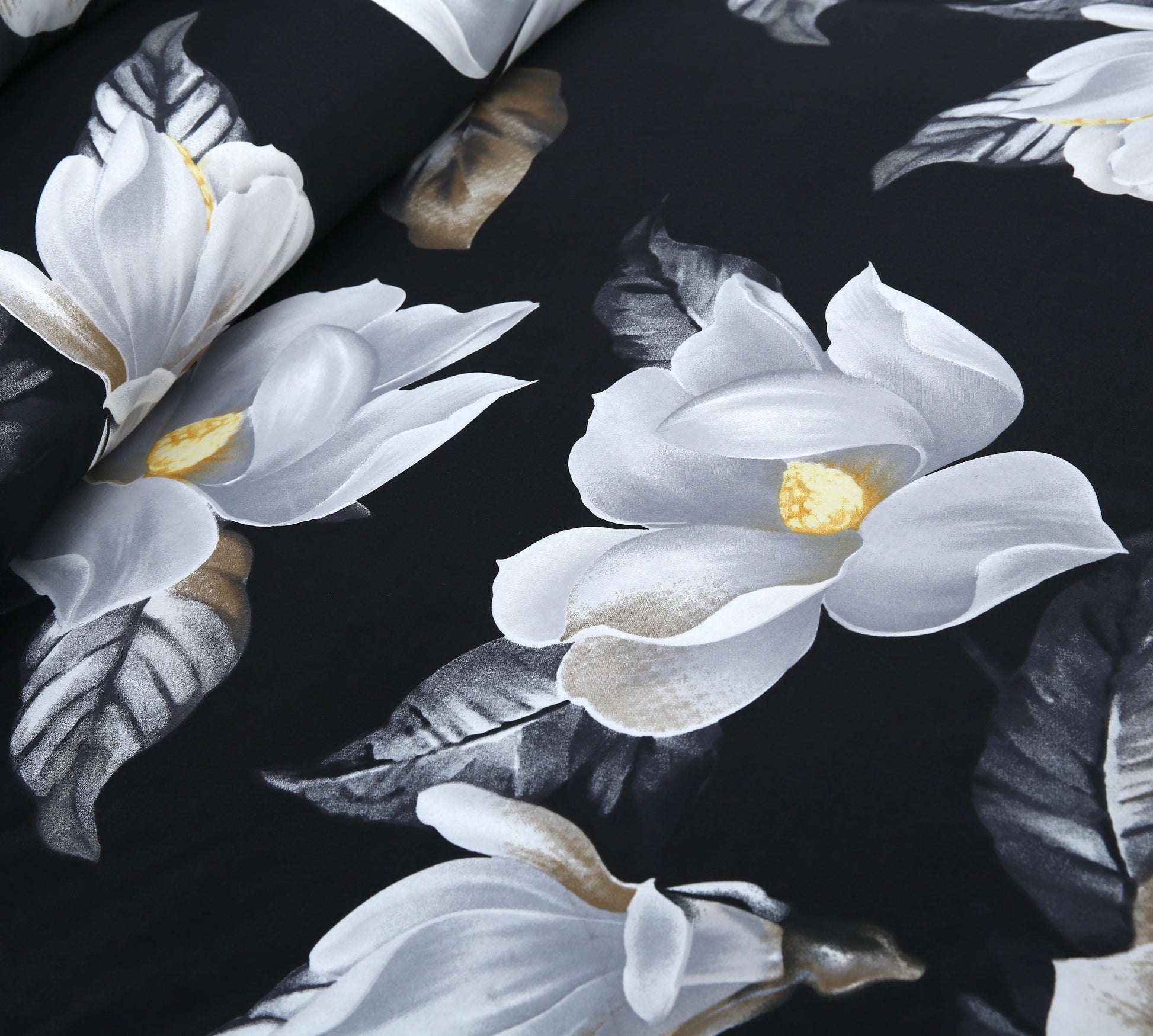 Floral pattern with white flowers on a black background